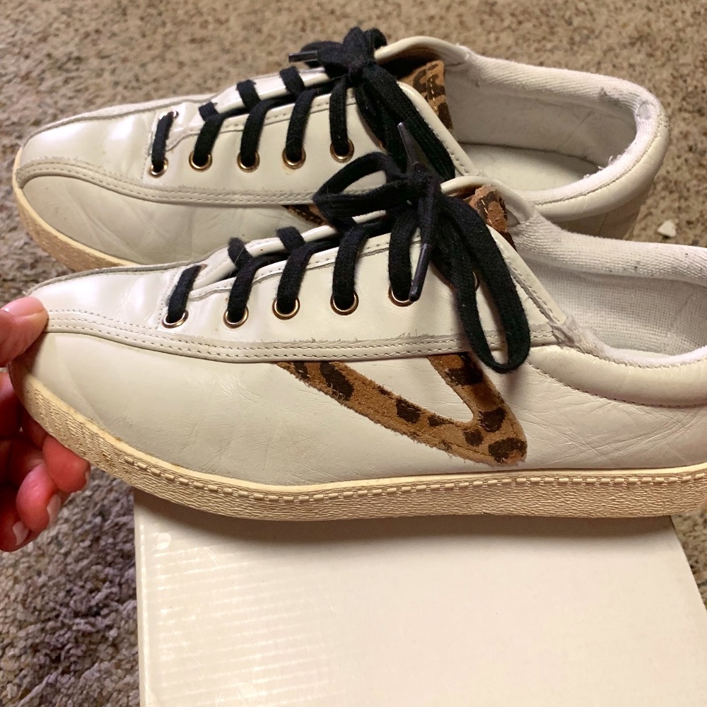 Tennis shoes